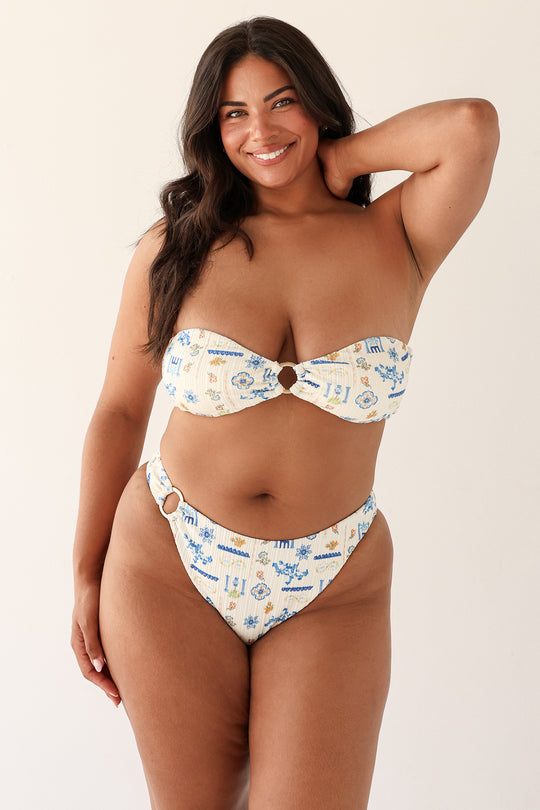 Julia is 5'10" wearing XL.