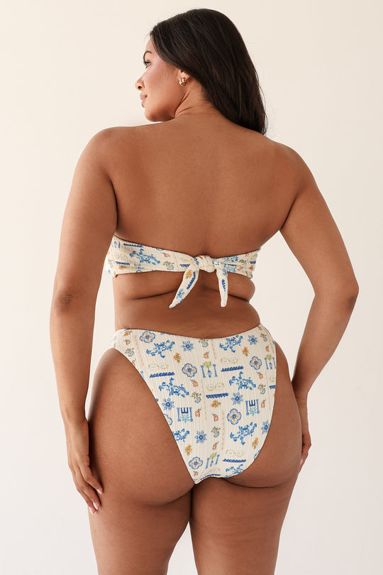 Julia is 5'10" wearing XL.