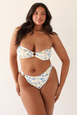 Julia — 5'10", 38C, XL top | XL bottom.