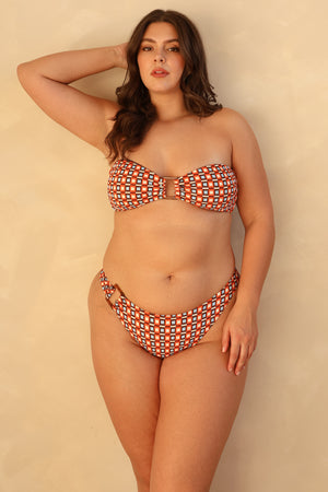 Hannah is 5'10" wearing XL.