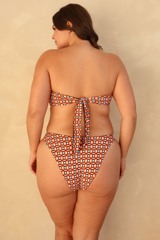 Hannah is 5'10" wearing XL.