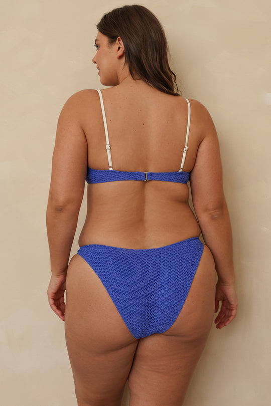 Hannah is 5'10" wearing XL.