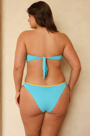 Hannah is 5'10" wearing XL.