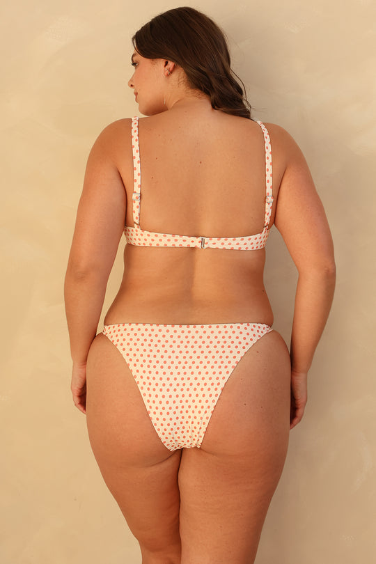 Hannah is 5'10" wearing XL.