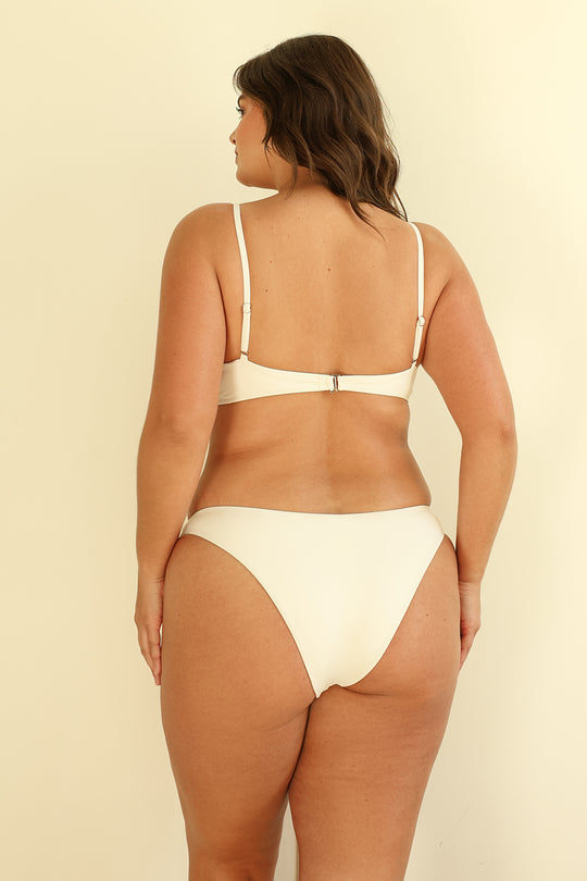 Hannah is 5'10" wearing XL.