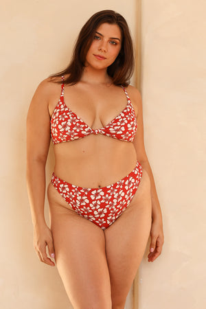 Juliana is 5'10" wearing XL.