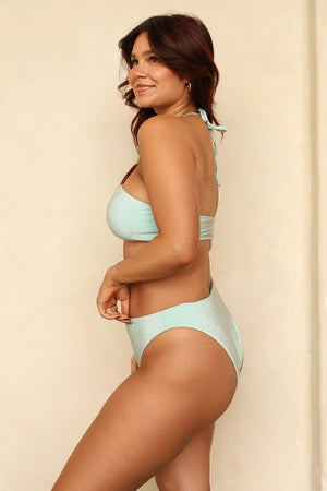 Noey — 5'3" 38B, L top | L bottom.