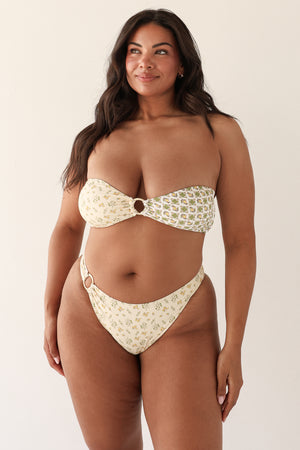 Julia is 5'10" wearing XL.