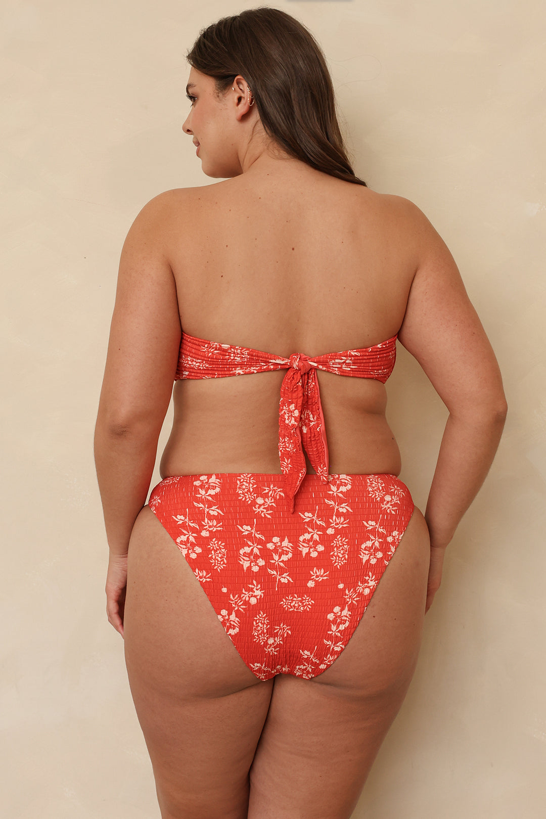 Hannah is 5'10" wearing XL.