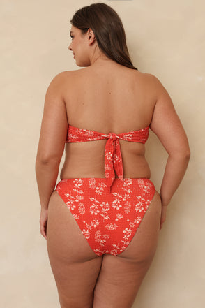 Hannah is 5'10" wearing XL.