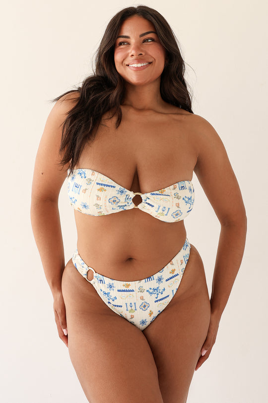 Julia is 5'10" wearing XL.