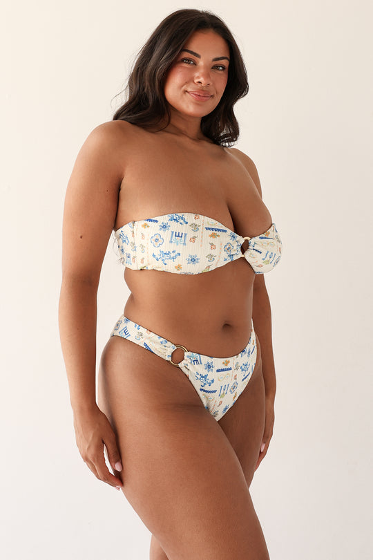 Julia is 5'10" wearing XL.