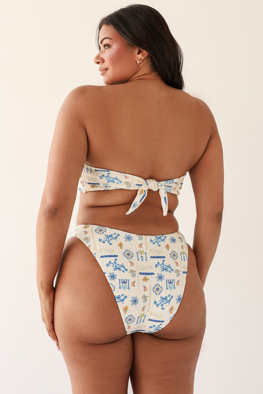 Julia is 5'10" wearing XL. 