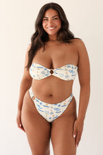 Julia — 5'10", 38C, XL top | XL bottom.