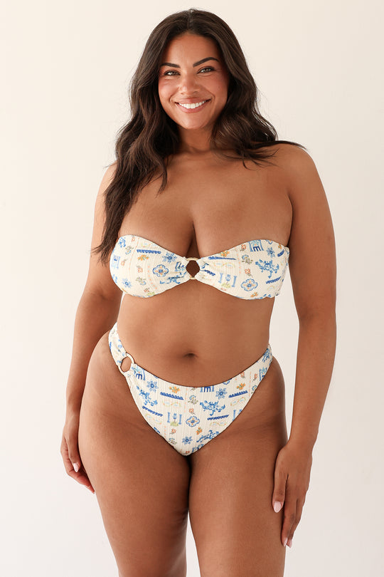 Julia is 5'10" wearing XL.