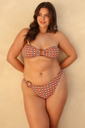 Hannah is 5'10" wearing XL.