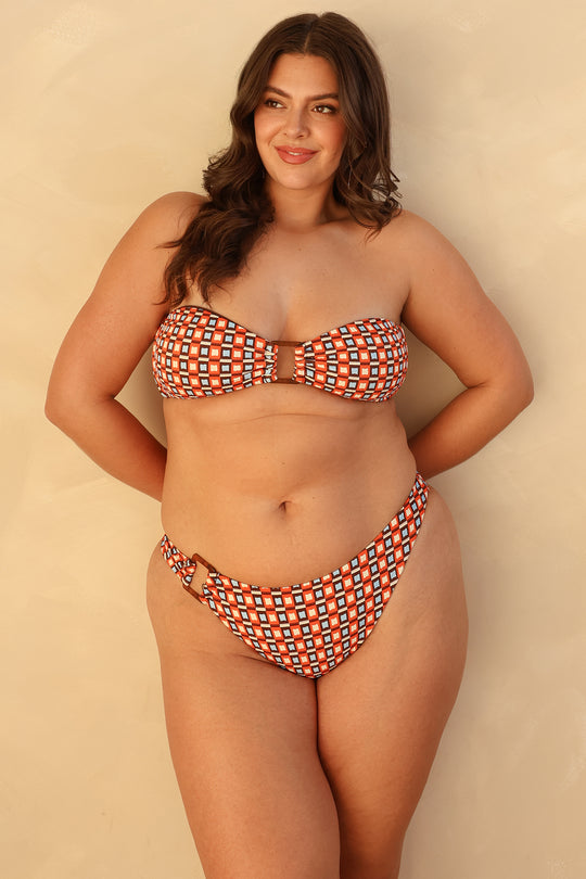 Hannah is 5'10" wearing XL.