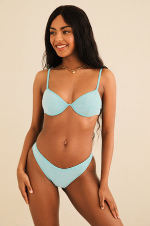 Timani is 5'8.5" wearing S.