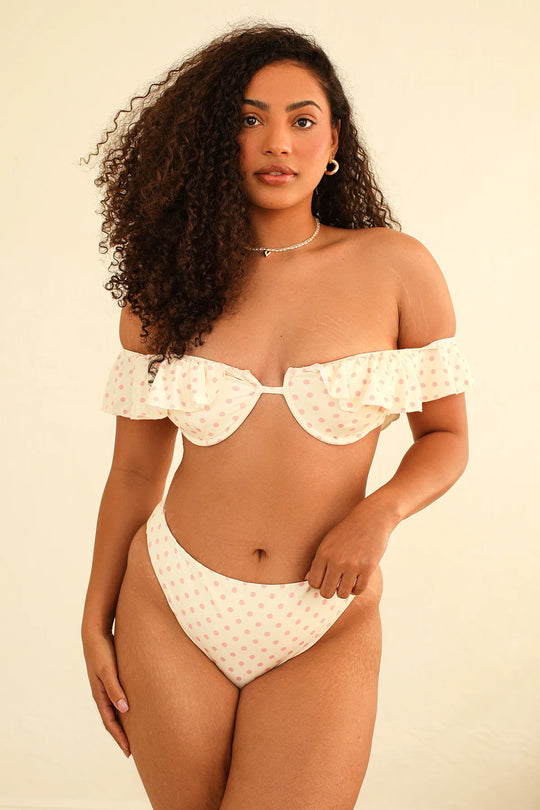 Natalia is 5'8.5" wearing Size XL.