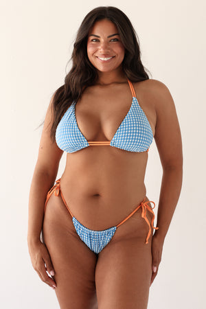Julia is 5'10" wearing XL.