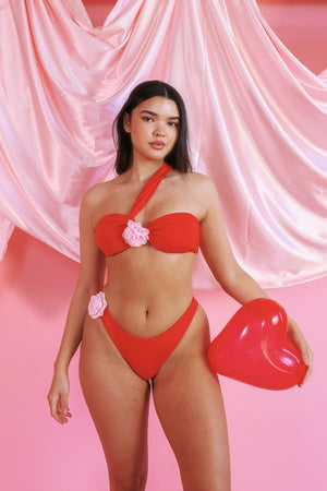Breanna — 5'7", 36B, L top | L bottom.