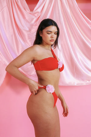 Breanna — 5'7", 36B, L top | L bottom.