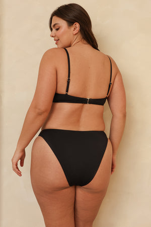 Hannah is 5'10" wearing XL.