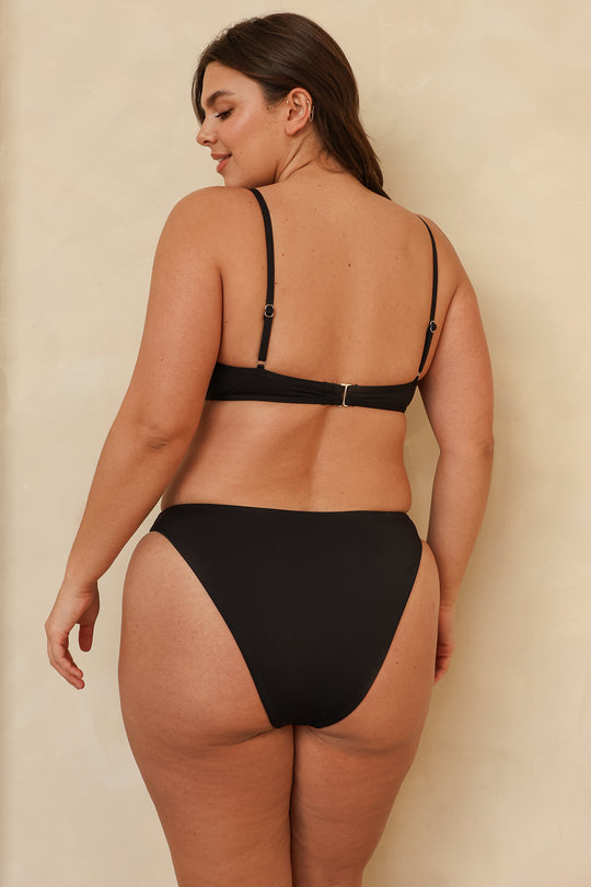 Hannah is 5'10" wearing XL.