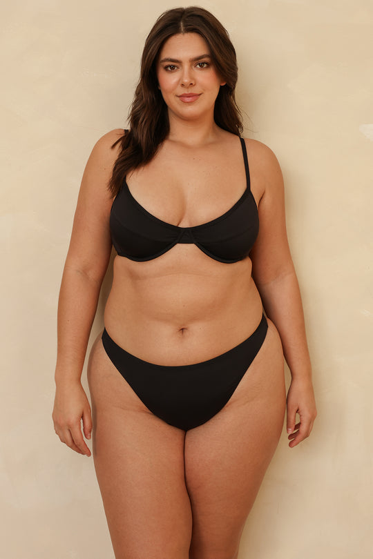 Hannah is 5'10" wearing XL.