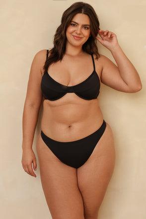 Hannah is 5'10" wearing XL.