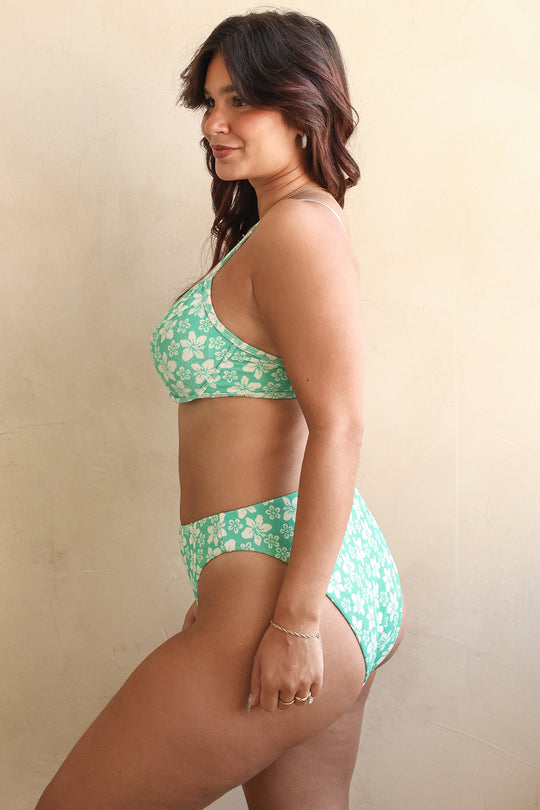 Noey is 5'3" wearing M.