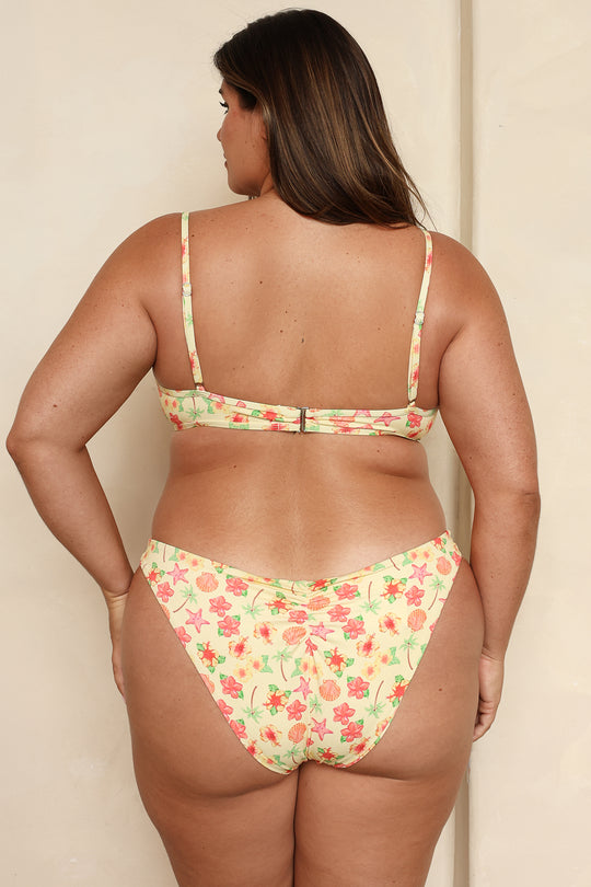 Jessica is 5'9" wearing 1X.