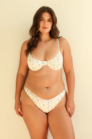 Hannah is 5'10" wearing XL.