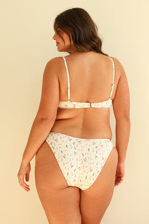 Hannah is 5'10" wearing XL.