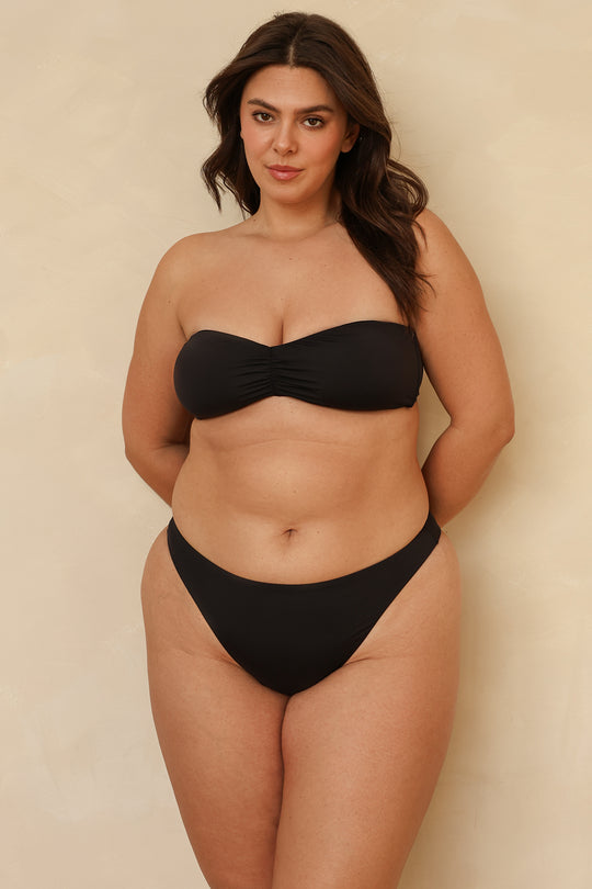 Hannah is 5'10" wearing XL.