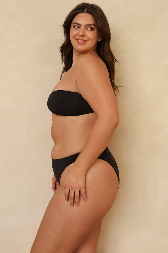 Hannah is 5'10" wearing XL.