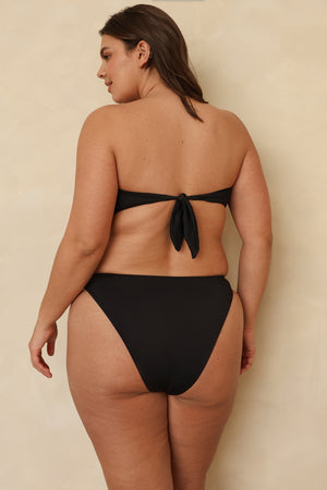 Hannah is 5'10" wearing XL.