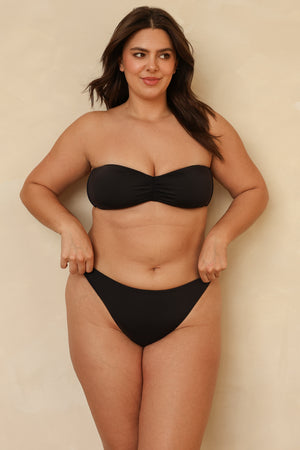 Hannah is 5'10" wearing XL.