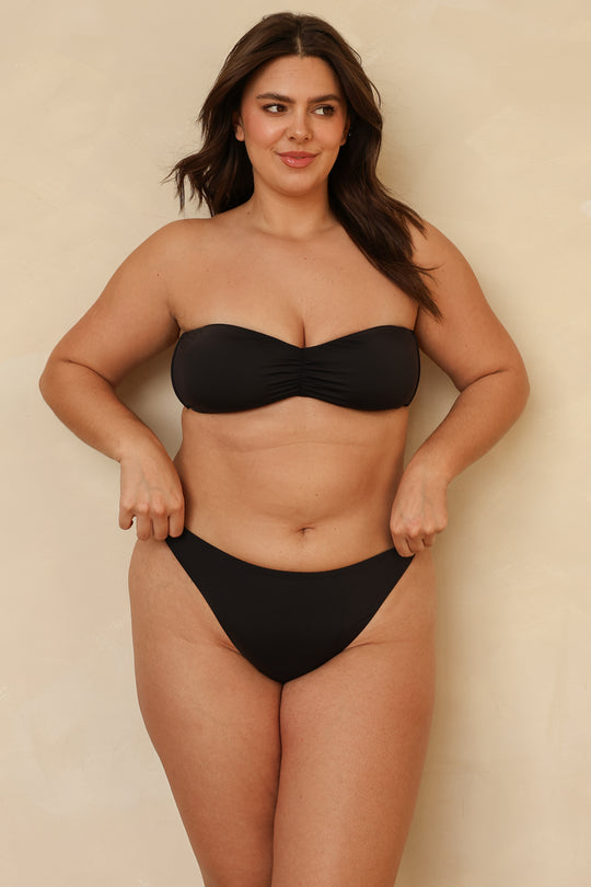 Hannah is 5'10" wearing XL.