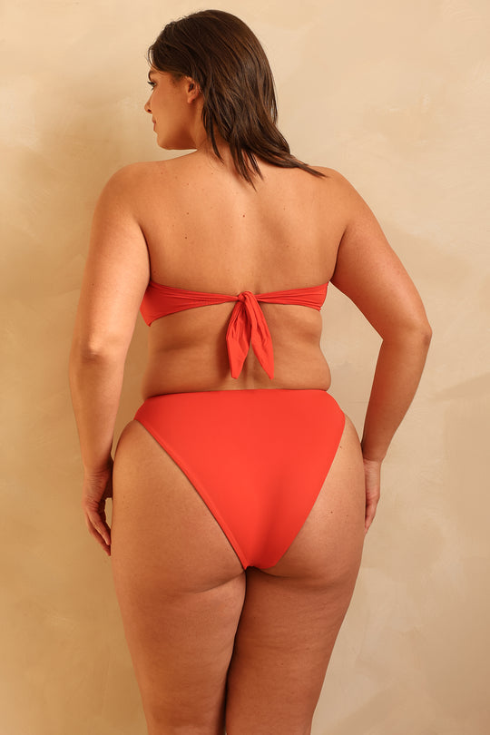 Hannah is 5'10" wearing XL.