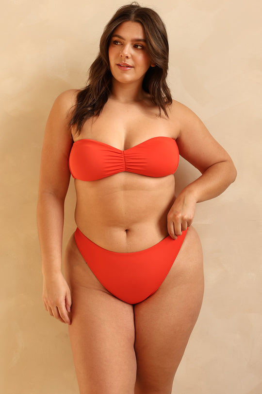 Hannah is 5'10" wearing XL.