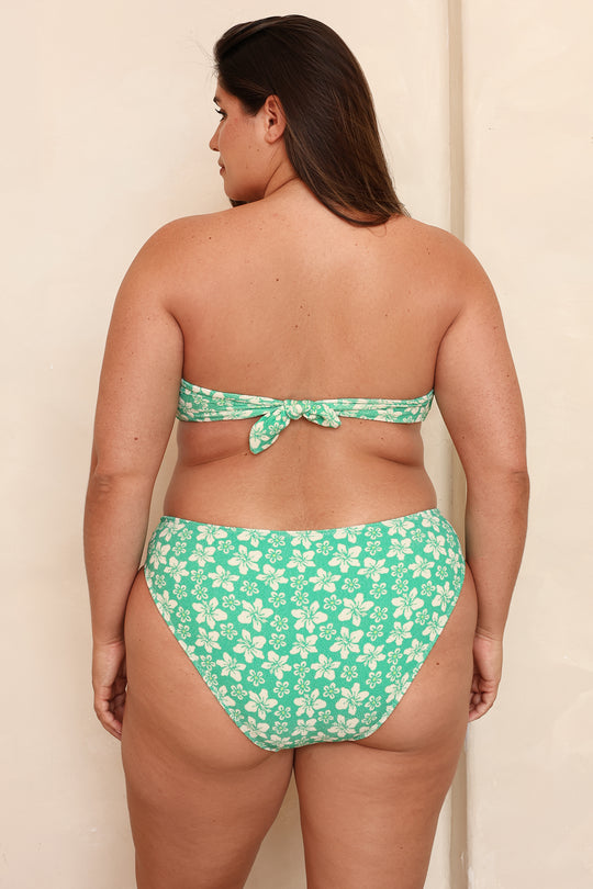 Jessica is 5'9" wearing 1X.