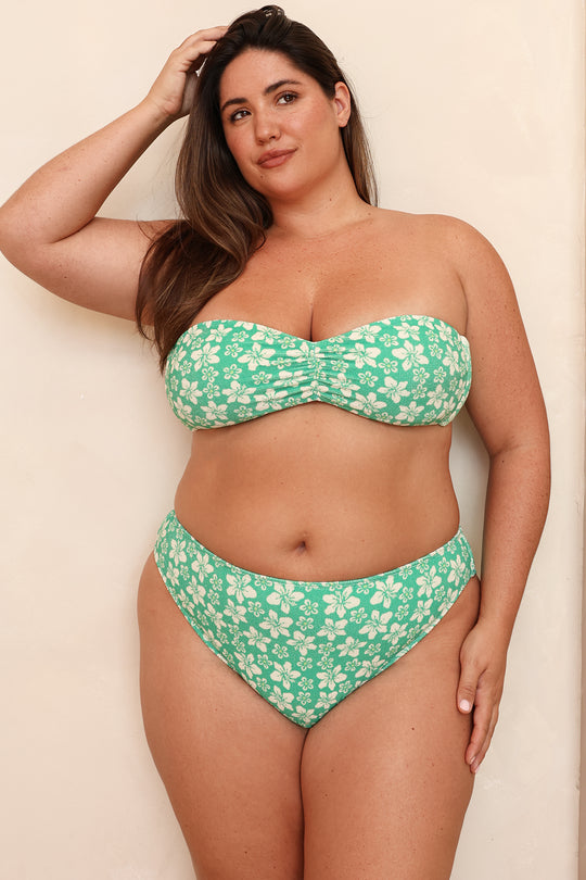 Jessica is 5'9" wearing 1X.