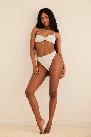 Timani is 5'8.5" wearing Size S.