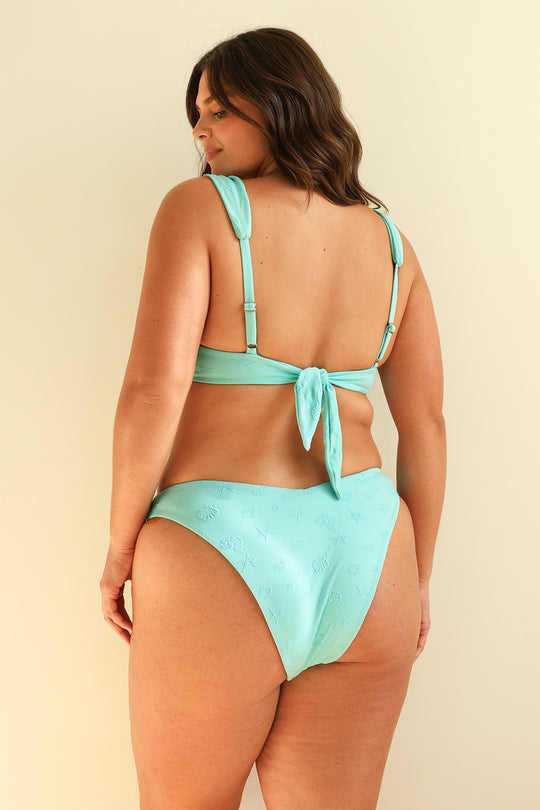 Hannah is 5'10" wearing XL.