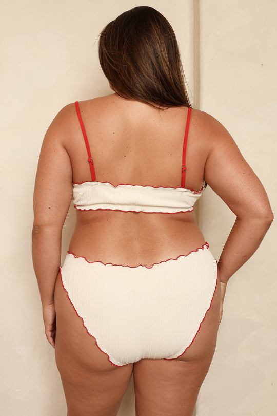 Jessica is 5'9" wearing 1X.