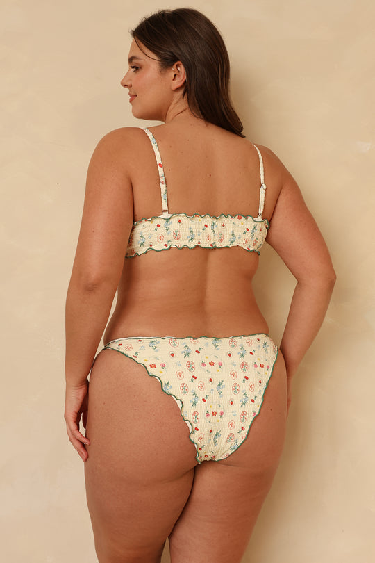 Hannah is 5'10" wearing XL.