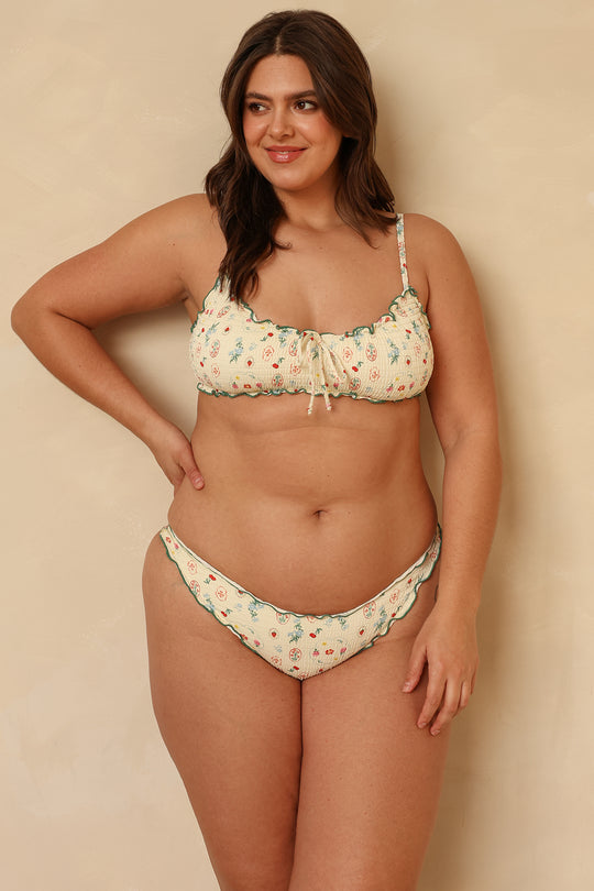 Hannah is 5'10" wearing XL.