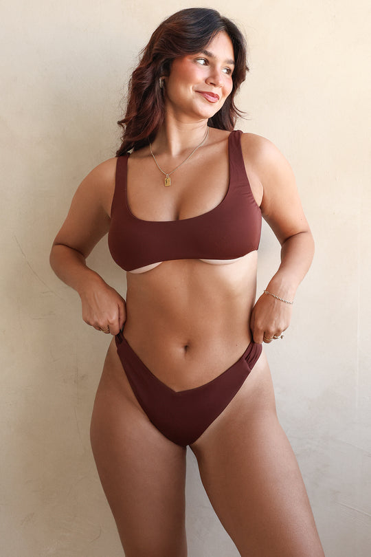 Noey is 5'3" wearing M.