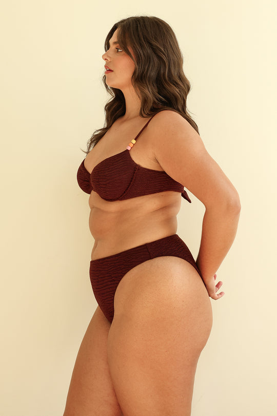 Hannah is 5'10" wearing XL.